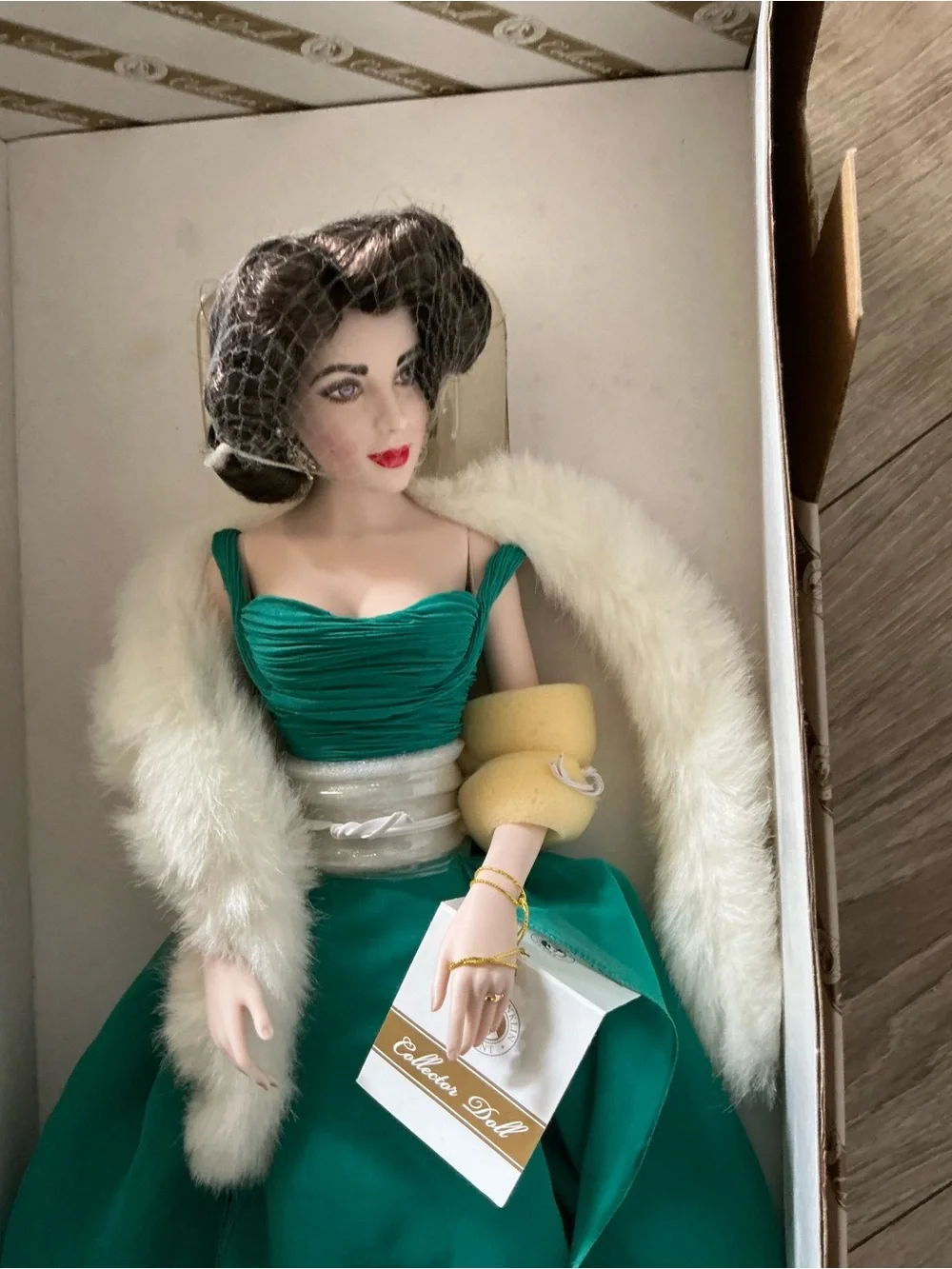 NIB Franklin Mint Elizabeth Liz Taylor Porcelain Doll Green Gown w/Stand